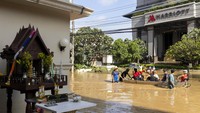 Pihak berwenang memerintahkan sejumlah evakuasi dan mengatakan mereka berupaya memompa air keluar dari daerah permukiman. Selain itu juga membersihkan sumbatan di jalur air dan saluran pembuangan untuk membantu air surut lebih cepat.