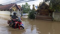 Pemerintah kota Chiang Mai mengatakan permukaan air Sungai Ping, yang mengalir di sepanjang tepi timur kota, berada pada tingkat yang sangat tinggi dan terus meningkat sejak Jumat. Namun, kantor irigasi provinsi pada hari Sabtu memperkirakan bahwa permukaan air kemungkinan akan tetap stabil dan surut ke normal dalam waktu sekitar lima hari.