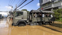 Gubernur Chiang Mai Nirat Pongsitthavorn mengatakan bahwa banjir terbaru, yang kedua dalam enam minggu, melebihi perkiraan. Banjir dilaporkan terjadi di 20 provinsi Thailand pada hari Sabtu, sebagian besar di utara. Setidaknya 49 orang tewas dan 28 orang terluka akibat banjir sejak bulan Agustus, kata Departemen Pencegahan dan Mitigasi Bencana.