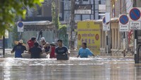 Warga berjalan melewati banjir di Provinsi Chiang Mai, Thailand, Minggu (6/10/2024). Banjir akibat sungai utama kota itu meluap setelah hujan musiman yang lebat.