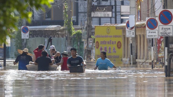 Penampakan Banjir Menggenangi Kota Wisata Chiang Mai Thailand People wade through floodwaters in Chiang Mai Province, Thailand, Sunday, Oct. 6, 2024 as the city's main river overflowed its banks following heavy seasonal rainfall. (AP Photo/Wason Wanichakorn)