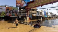 Di ibu kota Thailand, Bangkok, pemerintah mengatakan pada hari Sabtu bahwa mereka akan membiarkan lebih banyak air mengalir keluar dari Bendungan Chao Phraya di provinsi tengah Chai Nat selama tujuh hari ke depan, karena berisiko melebihi kapasitasnya. Pelepasan air tersebut dapat berdampak pada penduduk di hilir yang tinggal di dekat jalur air di wilayah tengah Thailand, termasuk Bangkok dan wilayah sekitarnya.