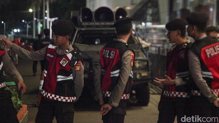 Pengamanan Jelang Debat Perdana Pilkada Jakarta 2024 Petugas Pamdal KPU DKI Jakarta dan polisi melakukan pengamanan jelang debat pertama pasangan Calon Gubernur dan Wakil Gubernur DKI Jakarta tahun 2024 di JIExpo Kemayoran, Jakarta, Minggu (6/10/2024).