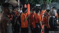 Pendukung masing-masing pasangan calon tampak terlihat di sekitar lokasi debat.