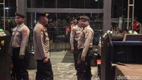 Debat perdana mengangkat tema Transformasi Kota Global yang akan dihadiri oleh tiga paslon, yakni Ridwan Kamil-Suswono, Pramono Anung-Rano Karno, dan Dharma Pongrekun-Kun Wardana.