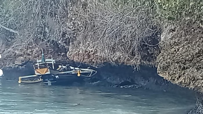 Perahu terdampar di Pulau Nusa Brong Jember.
