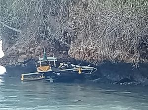 Perahu Tak Berawak Terdampar di Pulau Nusa Barong Jember