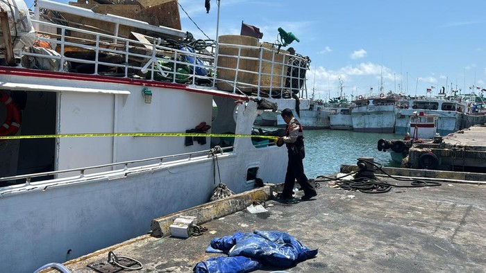 Petugas memasang garis polisi di kapal ikan KM Permata 168 seusai ledakan. (Dok. Humas Polresta Denpasar)