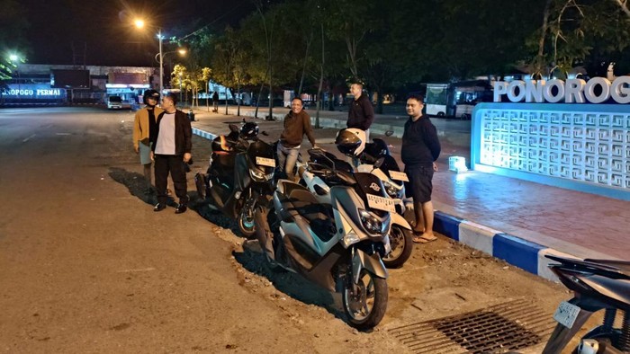 Petugas polisi saat razia balap liar di Ponorogo.