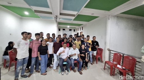 Mahasiswa se-Amfoang, Kabupaten Kupang, NTT saat menghadiri dialog bersama Cawabup Kupang, Melianus Akulas (kemeja putih bergaris) di Kota Kupang. (Yufengki Bria/detikBali).