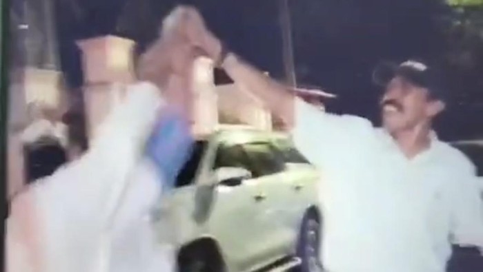 Viral di media sosial (medsos) tim kampanye pasangan calon (paslon) bupati dan wakil bupati Soppeng nomor urut 1, Andi Mapparemma-Andi Adawiah (Siap-Ada) membagi-bagikan uang.