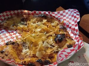 Pizza Tjahaja Tawarkan Sensasi Makan Pizza Bebek Enak di Kaki Lima