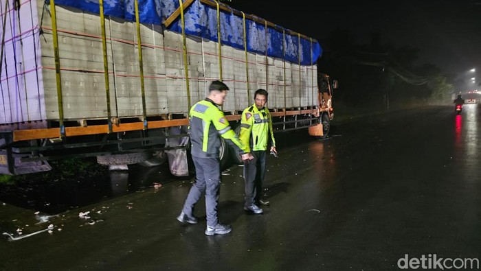 Polisi saat olah TKP kecelakaan di Jalan Raya Lingkar Selatan, Kecamatan Cisaat, Kabupaten Sukabumi