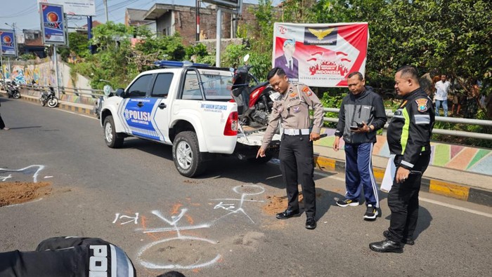 Polisi saat olah TKP kecelakaan menewaskan anak 15 tahun di Malang.