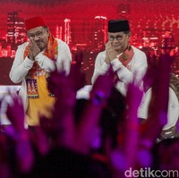 Pramono Anung dan Rano Karno menggunakan cukin yang sebelumnya diberikan KPUD saat mereka mendaftarkan diri sebagai pasangan cagub dan cawagub DKI Jakarta 2024. Foto: Andhika Prasetia