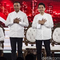 Tampil polos tanpa aksesori jadi pilihan paslon nomor urut 2, Dharma Pongrekun-Kun Wardana. Keduanya kompak memakai kemeja putih lengan panjang dengan kerah shanghai. Foto: Andhika Prasetia