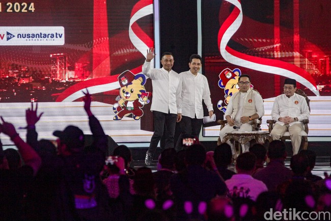 Para calon gubernur dan wakil gubernur DKI Jakarta 2024 menjalani debat perdana di JIExpo Kemayoran, Minggu (6/10/2024) malam. Mereka adalah Ridwan Kamil-Suswono, Dharma Pongrekun-Kun Wardana, dan Pramono Anung-Rano Karno. Foto: Andhika Prasetia