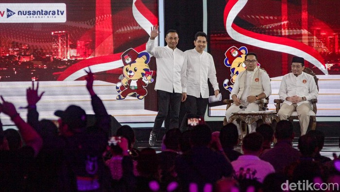 KPU DKI Jakarta menggelar debat perdana Pilgub Jakarta 2024 di JIExpo Kemayoran, Minggu (6/10/2024). Debat Ridwan Kamil-Suswono, Dharma Pongrekun-Kun Wardana dan Pramono Anung-Rano Karno dimulai.