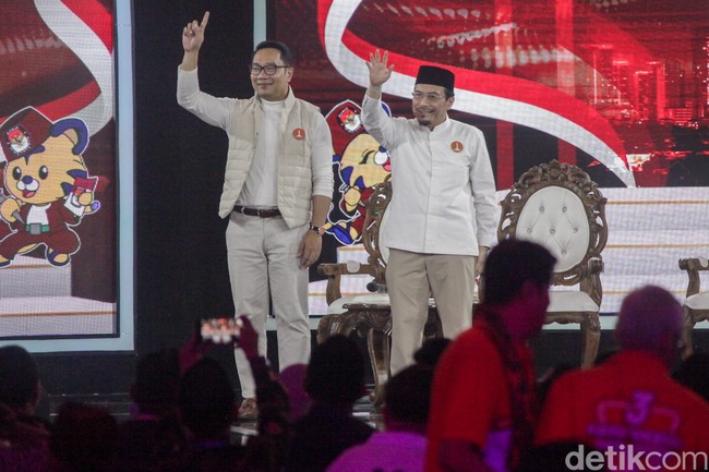 Ridwan Kamil menambahkan vest krem pada penampilannya berkemeja putih. Vest tersebut matching dengan celananya. Vest parasut ini kerap dipakai mantan Gubernur Jawa Barat itu selama berkampanye. Foto: Andhika Prasetia