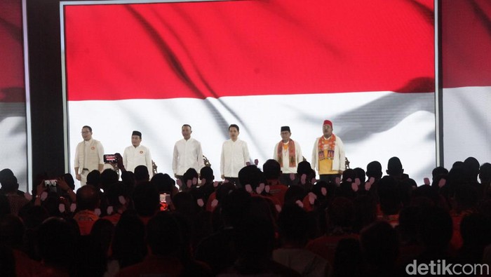 KPU DKI Jakarta menggelar debat perdana Pilgub Jakarta 2024 di JIExpo Kemayoran, Minggu (6/10/2024). Debat Ridwan Kamil-Suswono, Dharma Pongrekun-Kun Wardana dan Pramono Anung-Rano Karno dimulai.