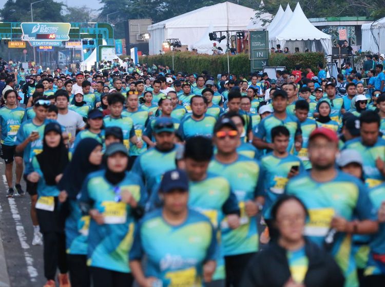 Potret Keseruan Ribuan Pelari di PLN Electric Run 2024