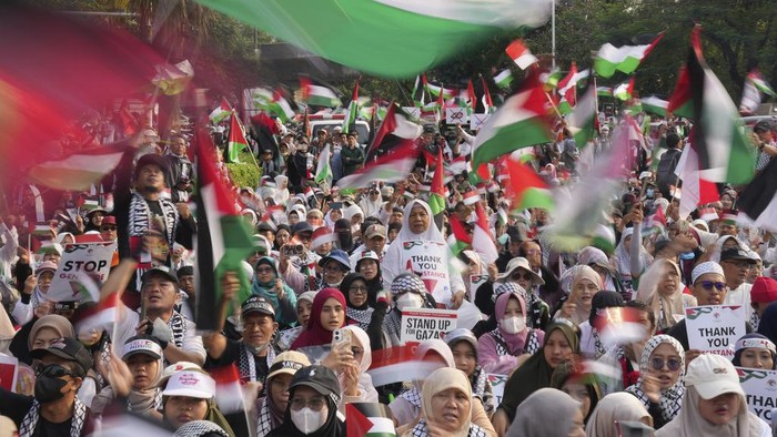 Potret Massa Aksi Bela Palestina Geruduk Kedubes AS Jakarta Protesters wave Palestinian flags during a rally supporting the Palestinians in Gaza, outside the U.S. Embassy in Jakarta, Indonesia, Sunday, Oct. 6, 2024. (AP Photo/Dita Alangkara)