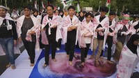 Aksi yang dimulai sejak pagi itu diisi dengan rangkaian pembacaan doa, zikir, lantunan Al-Quran, puisi, hingga bernyanyi bersama mendukung Palestina.
