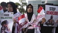 Serangan balasan militer Israel di Gaza telah menewaskan hampir 42.000 warga Palestina, menurut kementerian kesehatan Gaza. Serangan itu juga telah menggusur hampir seluruh dari 2,3 juta penduduk daerah kantong itu, menyebabkan krisis kelaparan, dan menyebabkan tuduhan genosida di Pengadilan Dunia yang dibantah Israel.
