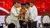 Cagub-cawagub Jakarta, Ridwan Kamil-Suswono, Dharma Pongrekun-Kun Wardana, dan Pramono Anung-Rano Karno saling bersalaman usai debat pertama Pilgub Jakarta 2024 di JIExpo Kemayoran, Jakarta, Minggu (6/10/2024).