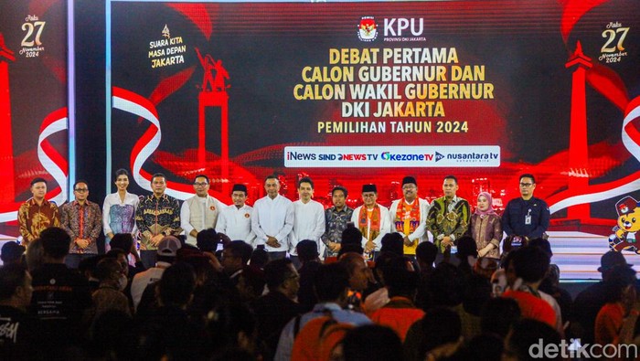 Debat pertama Pilgub Jakarta 2024 telah selesai. Debat diakhiri dengan momen saling bersalaman antara ketiga pasangan calon (paslon), Minggu (6/10/2024).