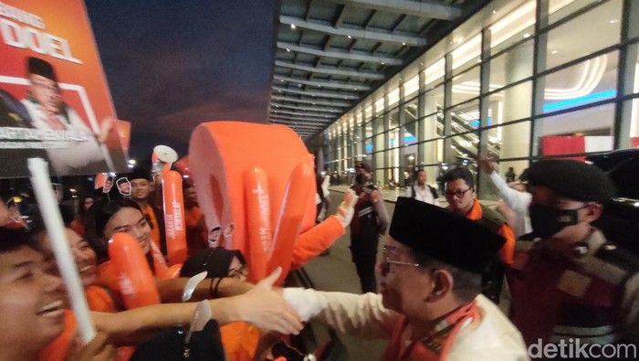 Pramono-Rano hampiri pendukung setiba di lokasi debat di JIExpo Kemayoran, Jakpus, Minggu (6/10/2024). (Dwi R/detikcom)