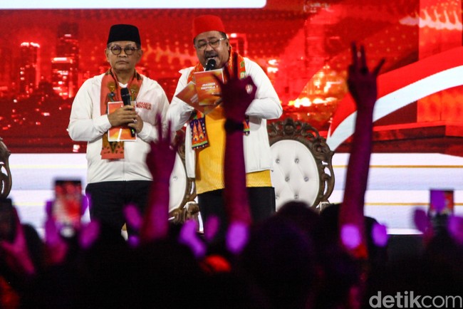 Sentuhan berbeda juga diberikan paslon nomor urut tiga, Pramono Anung-Rano Karno. Keduanya memberikan detail etnik dengan memakai cukin atau kain yang menggantung di leher seperti syal, bermotif ondel-ondel. Foto: Andhika Prasetia