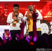 Sentuhan berbeda juga diberikan paslon nomor urut tiga, Pramono Anung-Rano Karno. Keduanya memberikan detail etnik dengan memakai cukin atau kain yang menggantung di leher seperti syal, bermotif ondel-ondel. Foto: Andhika Prasetia