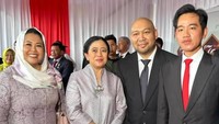 Saat perayaan HUT ke-79 TNI di Monas Didit Prabowo dan Puan Maharani juga sempat berfoto bersama. Dalam foto juga terlihat putri Presiden ke-4 RI KH Abdurrahman Wahid (Gus Dur), Yenny Wahid dan Wakil Presiden Gibran Rakabuming Raka. (Dok Instagram Yenny Wahid).