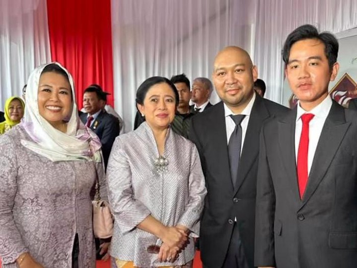Putri Presiden RI ke-4 KH Abdurrahman Wahid (Gusdur), Yenny Wahid, mengunggah foto bareng Ketua DPR sekaligus Ketua PDIP Puan Maharani, wakil presiden terpilih Gibran Rakabuming Raka dan putra presiden terpilih Prabowo Subianto, Didit Hediprasetyo (Dok Instagram Yenny Wahid). Putri Presiden RI ke-4 KH Abdurrahman Wahid (Gusdur), Yenny Wahid, mengunggah foto bareng Ketua DPR sekaligus Ketua PDIP Puan Maharani, wakil presiden terpilih Gibran Rakabuming Raka dan putra presiden terpilih Prabowo Subianto, Didit Hediprasetyo (Dok Instagram Yenny Wahid).