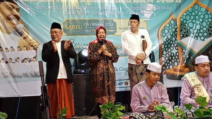 Risma saat hadiri pengajian di Lamongan