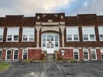 Beli Bangunan Bekas Sekolah, Bukan buat Ngajar Malah Jadi Rumah Bak Kastil