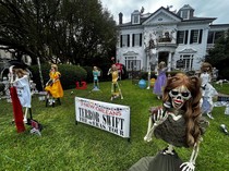 Ada Rumah Didekor Kerangka Taylor Swift buat Halloween, Mau Mampir?