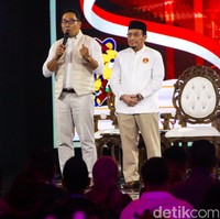 Saat debat perdana, Ridwan Kamil atau akrab disapa RK dan calon wakilnya Suswono mengenakan kemeja putih, sama seperti dua paslon pilgub DKI Jakarta 2024 lainnya. Namun RK memberikan sentuhan lain pada penampilannya yaitu dengan down puffer vest atau rompi ala musim dingin. Foto: Andhika Prasetia