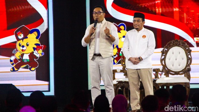Cagub Jakarta Ridwan Kamil (RK) menyampaikan visi misi dalam debat Pilgub 2024 di JIExpo Kemayoran, Jakarta, Minggu (6/10/2024).