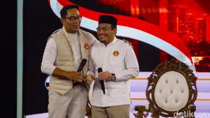 Foto: Adu Gaya 3 Paslon Pilgub Jakarta 2024 di Debat Perdana, RK Pakai Vest
