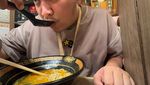 Seru! Gaya Oza Rangkuti Saat Makan Pizza hingga Ramen Jepang