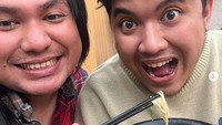Mampir ke gerai ramen milik Keanu Angelo, di sana Oza foto bareng Keanu sambil menghabiskan ramen buatannya. Foto: Instagram @ozarangkuti
