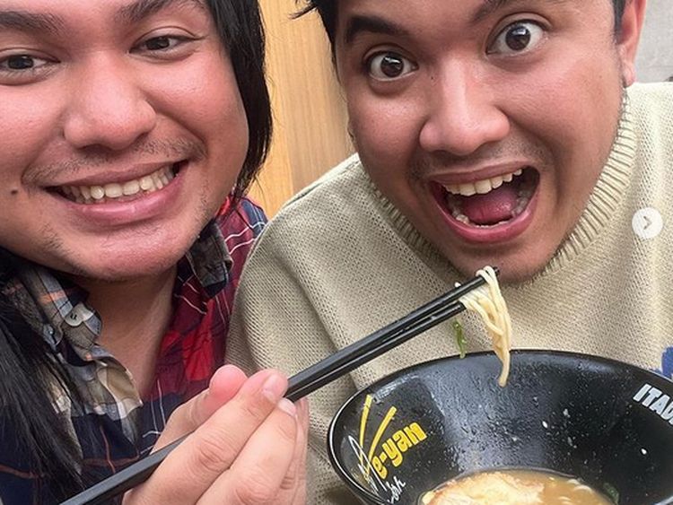 Seru! Gaya Oza Rangkuti Saat Makan Pizza hingga Ramen Jepang