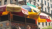 Jalan-jalan ke New York, Oza dan TikToker Iben MA berposes santai di depan penjual hot dog yang jadi makanan kaki lima ikonik di sana. Foto: Instagram @ozarangkuti