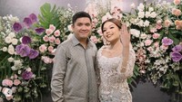 Kabar bahagia datang dari Oza Rangkuti yang baru saja membagikan momen bahagianya, melamar kekasihnya, Aisha Lahtiba. Foto: Instagram @ozarangkuti