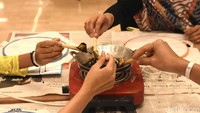 Peserta workshop mendapatkan kesempatan untuk mencoba sendiri membatik, dari proses menggambar motif hingga pewarnaan. Kegiatan ini tidak hanya memberikan pengalaman praktis, tetapi juga memperdalam pemahaman tentang makna dan filosofi di balik setiap motif batik.  