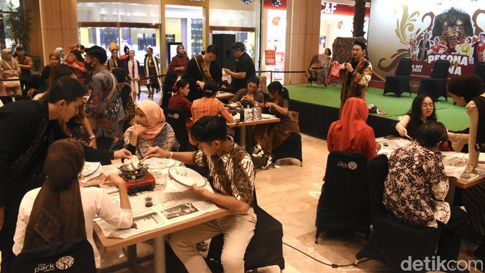 Serunya Belajar Membatik di Pusat Perbelanjaan Dalam rangka Hari Batik Nasional, Belantara Budaya Indonesia dan The Park Pejaten menggelar acara Pesona Eksotik Jawa. Acara menghadirkan workshop membatik.