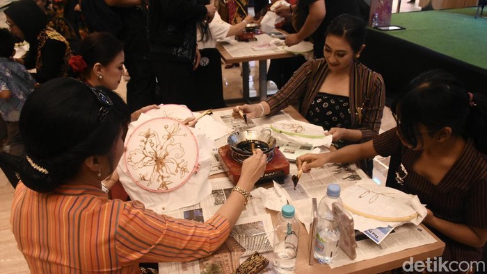Dalam rangka Hari Batik Nasional, Belantara Budaya Indonesia dan The Park Pejaten menggelar acara Pesona Eksotik Jawa. Acara menghadirkan workshop membatik.