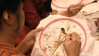 Workshop ini bertujuan untuk mengedukasi masyarakat mengenai sejarah dan pentingnya batik dalam budaya Indonesia.   